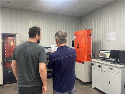 Klient przyszedł do firmy na kontrolę.